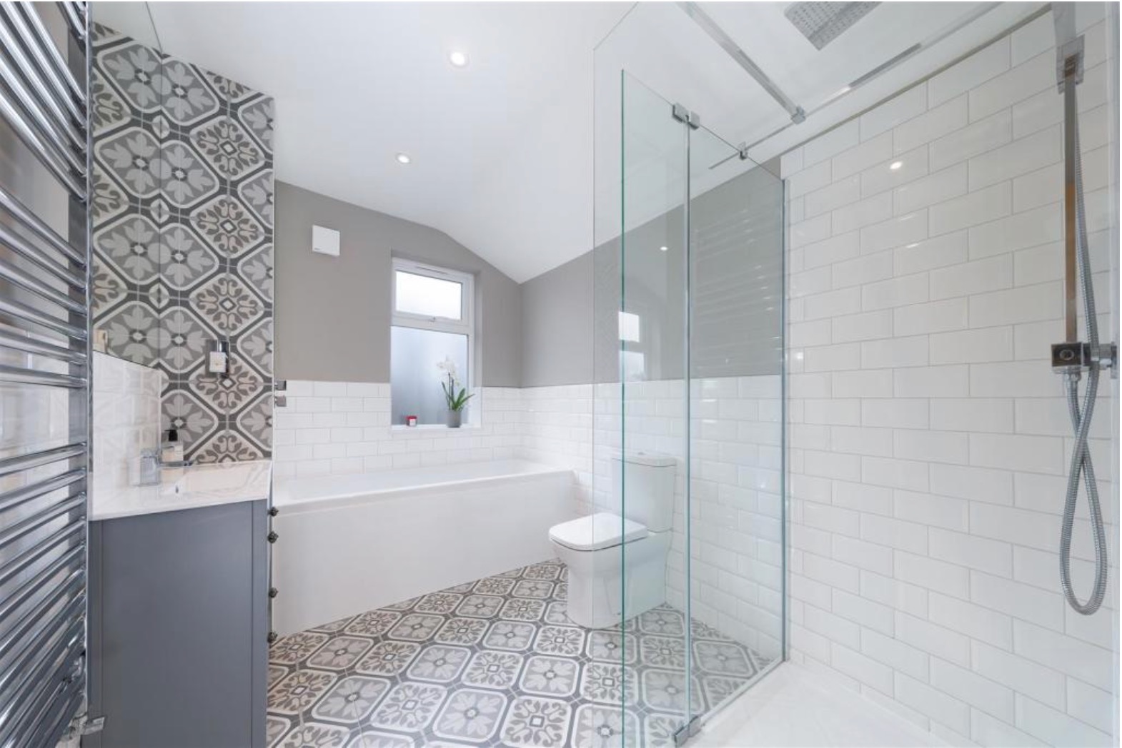 Loft conversion en suite bathroom