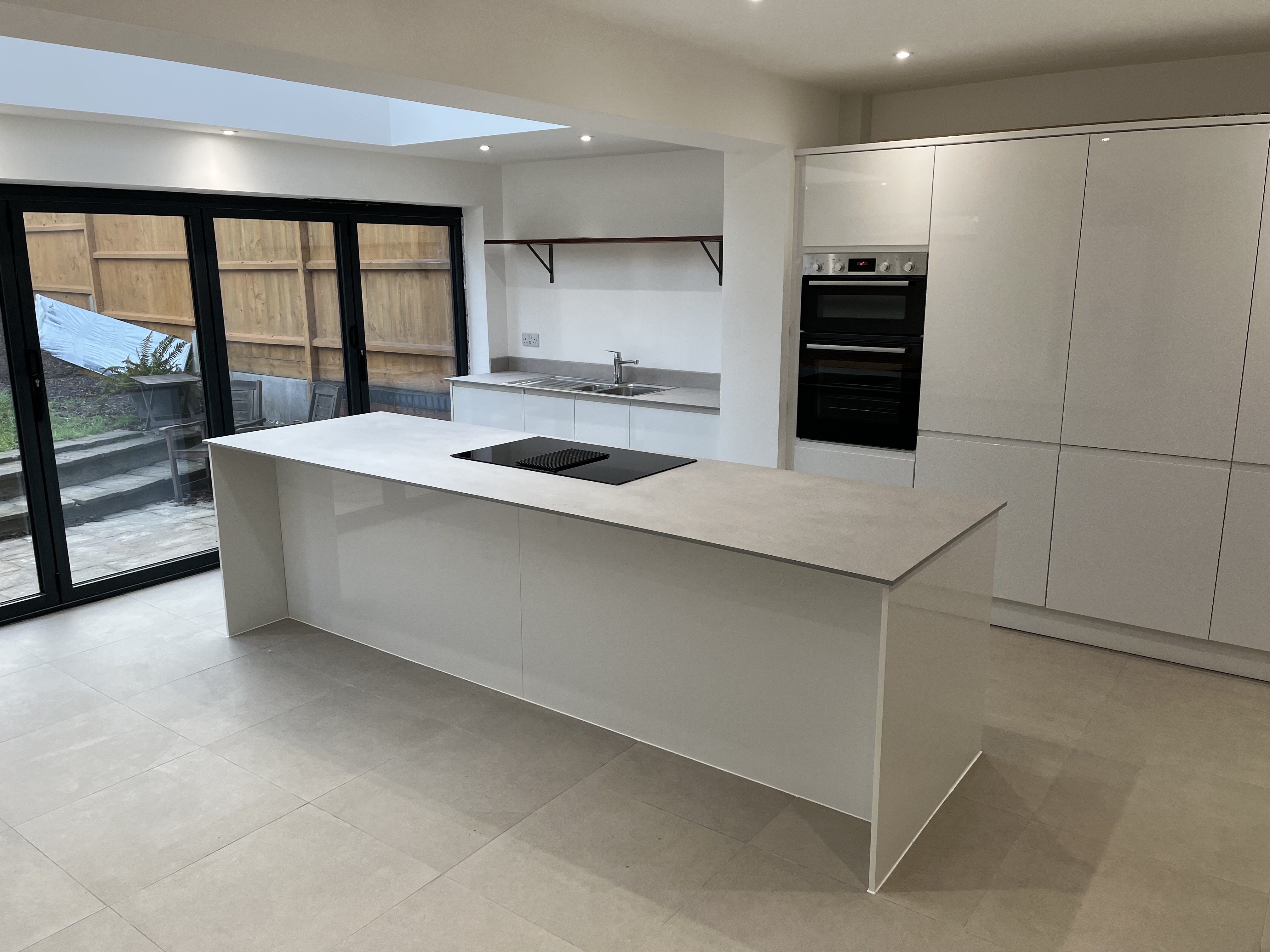 Modern handleless kitchen with island — extension